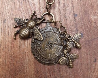 Portachiavi a forma di ape in bronzo in stile vintage con clip, sacchetto regalo in velluto nero e targhetta.