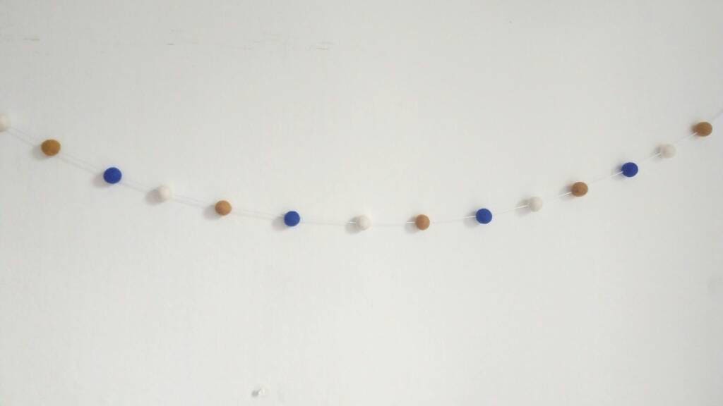 Mostaza azul y blanco fieltro guirnalda de bolas regalo de | Etsy