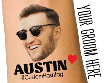 Puede incluir: Un tatuaje temporal con la cara de un hombre que lleva gafas de sol, el texto "Austin" en letras negras en negrita, un corazón rojo y el hashtag "#CustomHashtag".
