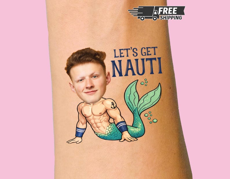 Może przedstawiać: Tymczasowy tatuaż przedstawiający kresk&oacute;wkową ilustrację osoby z umięśnionym ciałem syreny. Tekst "LET'S GET NAUTI" znajduje się nad syreną. Syrena ma turkusowy ogon i niebieskie akcenty. Widoczny jest tatuaż z kotwicą.
