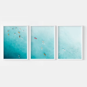 Arte mural azul verdoso con olas oceánicas. Juego de 3 impresiones aéreas azules del océano. Descarga digital. Impresiones costeras modernas. Pósteres costeros de surfistas. SP103