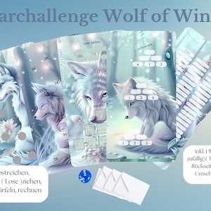 Könnte beinhalten: Ein Sparchallenge-Spiel namens "Wolf of Winter" mit einem blau-weißen Farbschema. Das Spiel beinhaltet einen Würfel, Umschläge und Karten mit Wölfen und Anweisungen. Der Text auf den Karten lautet "Sparchallenge Wolf of Winter", "Lose ziehen", "rechune ass", "Zum abstreichen, Umschläge (Lose) ziehen, rubbeln, würfeln, rechnen", "inkl. 1 Würfel (Farbe zufällig) (Tracker auf jeder Rückseite und 6 kleine Umschläge als Lose".