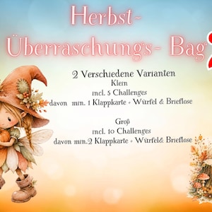 Könnte beinhalten: Ein Werbegrafik für ein Herbst-Überraschungs-Bag 2 mit einer Illustration einer Fee im Kürbis-Outfit und einem Baumstumpf. Der Text beschreibt zwei Varianten, Klein mit 5 Challenges und Groß mit 10 Challenges, inklusive Klappkarten, Würfel und Brieflose.
