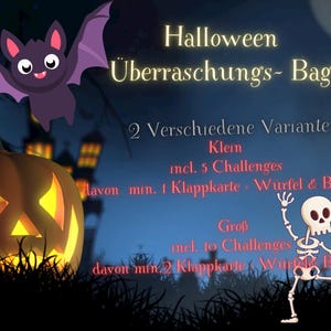 Könnte beinhalten: Ein Halloween-Grafik mit einem geschnitzten Kürbis, einer Fledermaus und einem Skelett. Das Bild enthält Text mit der Aufschrift "Halloween Überraschungs- Bag" und Details zum Inhalt der Tasche, einschließlich Herausforderungen und Karten.