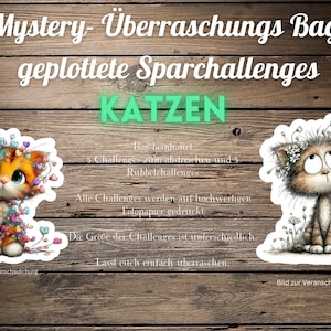 Könnte beinhalten: Holzhintergrund mit deutschem Text, darunter "Mystery- Überraschungs Bag" und "KATZEN". Zwei Cartoon-Katzen-Aufkleber sind abgebildet. Einer ist orange und blau mit herzförmigen Lichtern, der andere ist braun mit einem Blumenkranz.
