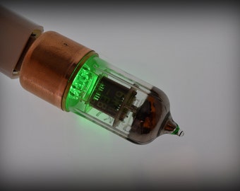 Memoria USB Steampunk (VERDE) con tubo de radio pentodo de 64 GB, 128 GB y 256 GB. Equipo militar vintage de la URSS. Un regalo estupendo para él o para su cumpleaños.