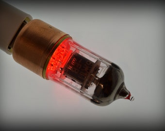 Memoria USB Steampunk (roja) con tubo de radio pentodo de 64 GB, 128 GB y 256 GB. Equipo militar retro de la URSS. Regalo ideal para Navidad o cumpleaños.