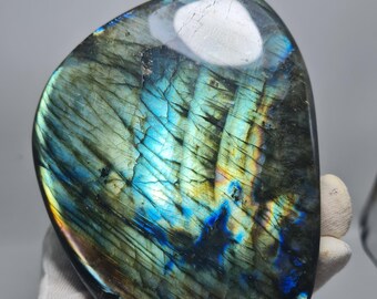 0,95 kg blauwe en groene flash labradoriet gepolijst kristal, vrije vorm
