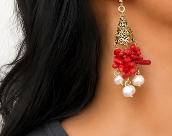 Orecchini pendenti in corallo rosso e perla: gioielli leggeri con pietre preziose, perfetti come regalo.