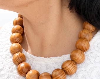 Collana con perline di legno grosse, gioielli in legno audaci per donna, collana unisex con dettagli in legno.