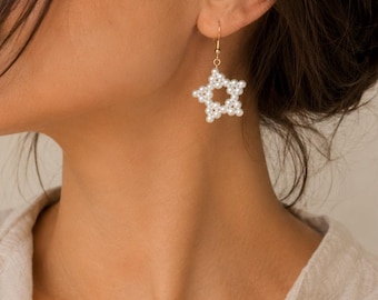 Orecchini pendenti a stella con perle e perline, gioielli dallo stile celestiale ed elegante.