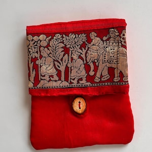 Cartera de mano bordada en rojo, monedero con botón de aguacate cosido a mano, regalo sostenible, cartera de noche roja, regalo para mamá, regalo para mujer