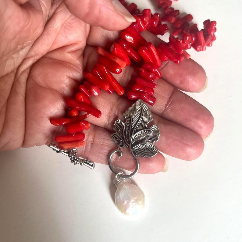 Collar de coral rojo para mujer, con cierre floral de plata y perlas barrocas, joyería de verano para la playa. imagen 3