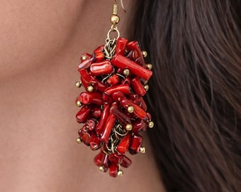 Orecchini pendenti a grappolo di corallo rosso, orecchini boho con perline di corallo e bambù, regalo di gioielli per il 35° anniversario di matrimonio.