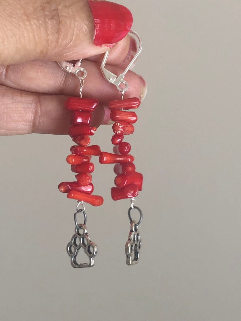 Rote Koralle Ohrringe Hund Pfote Charm Ohrringe Hund Mama Etsy