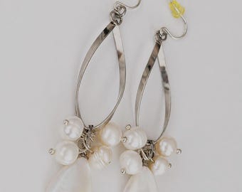 Mother of Pearl dangle Earrings, Bridal Pearl Earrings, Wedding Jewelry, June Birthstone Gift For Her