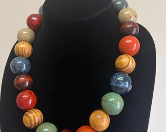 Collier en perles de céramique et de bois pour femme – Collier bohème multicolore à gros volume, bijou tendance à offrir