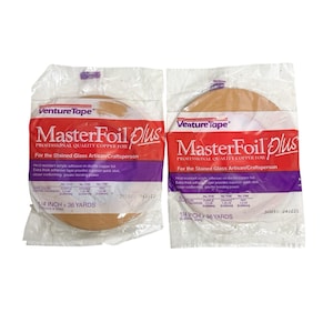 Puede incluir: Dos rollos de cinta de lámina de cobre MasterFoil Plus, empaquetados en plástico transparente. La etiqueta dice "Professional Quality Copper Foil" y "For the Stained Glass Artisan/Craftsperson." Cada rollo es de 0,64 cm x 33 m.