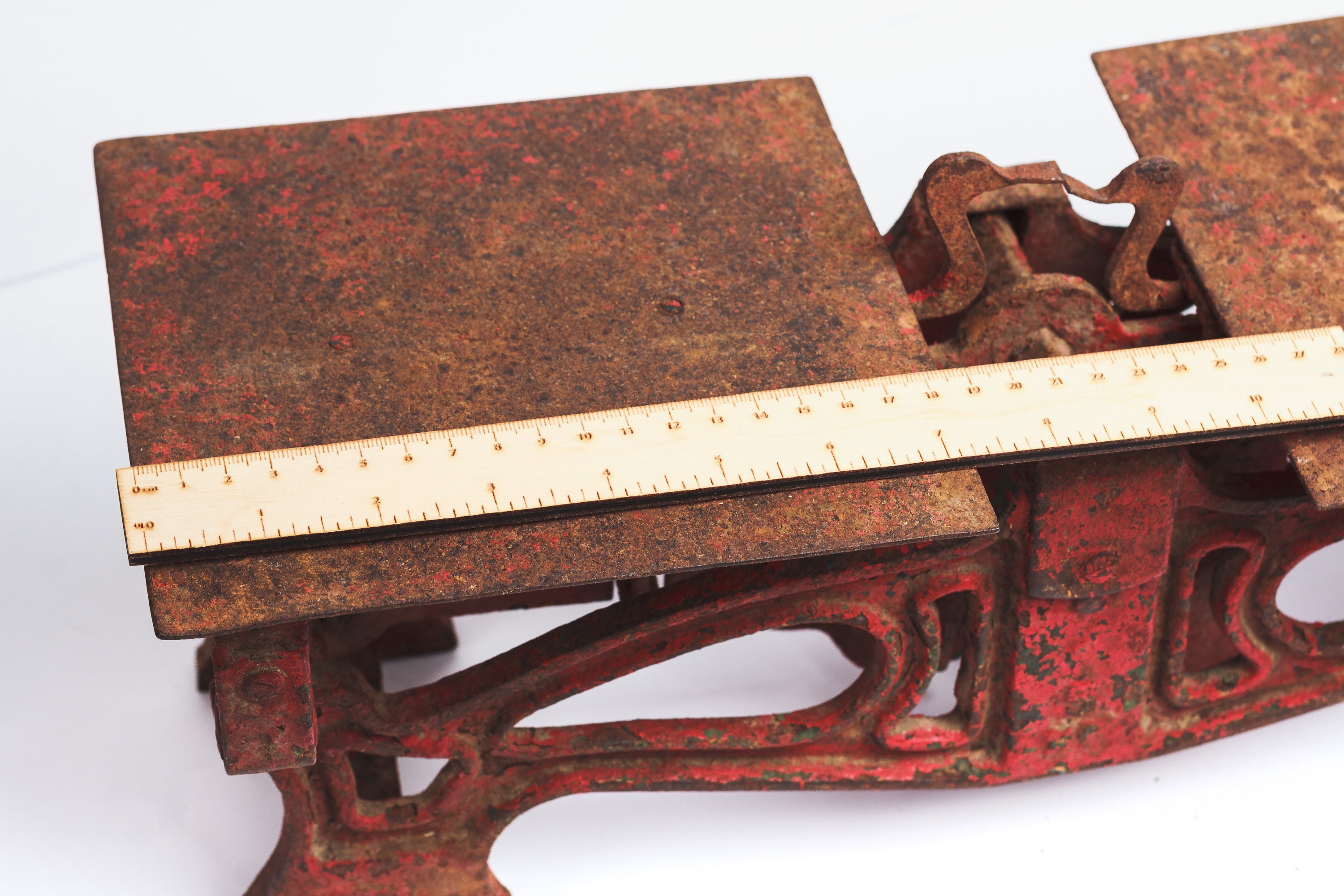 錆びた鉄の原始的な天秤、計量用、アンティーク、収集品、計量スケール