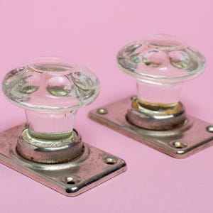 Set of 2 glass door knobs Vintage clear crystal clear door handle Rustic farmhouse decor Vintage door knobs with plates