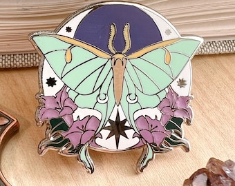 Pin de esmalte duro con forma de luna creciente y polilla luna