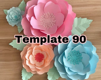 Può includere: Un set di tre modelli di fiori di carta, etichettati "Template 90". I fiori sono rosa, pesca e azzurro. Ogni fiore ha un design a strati con più petali.
