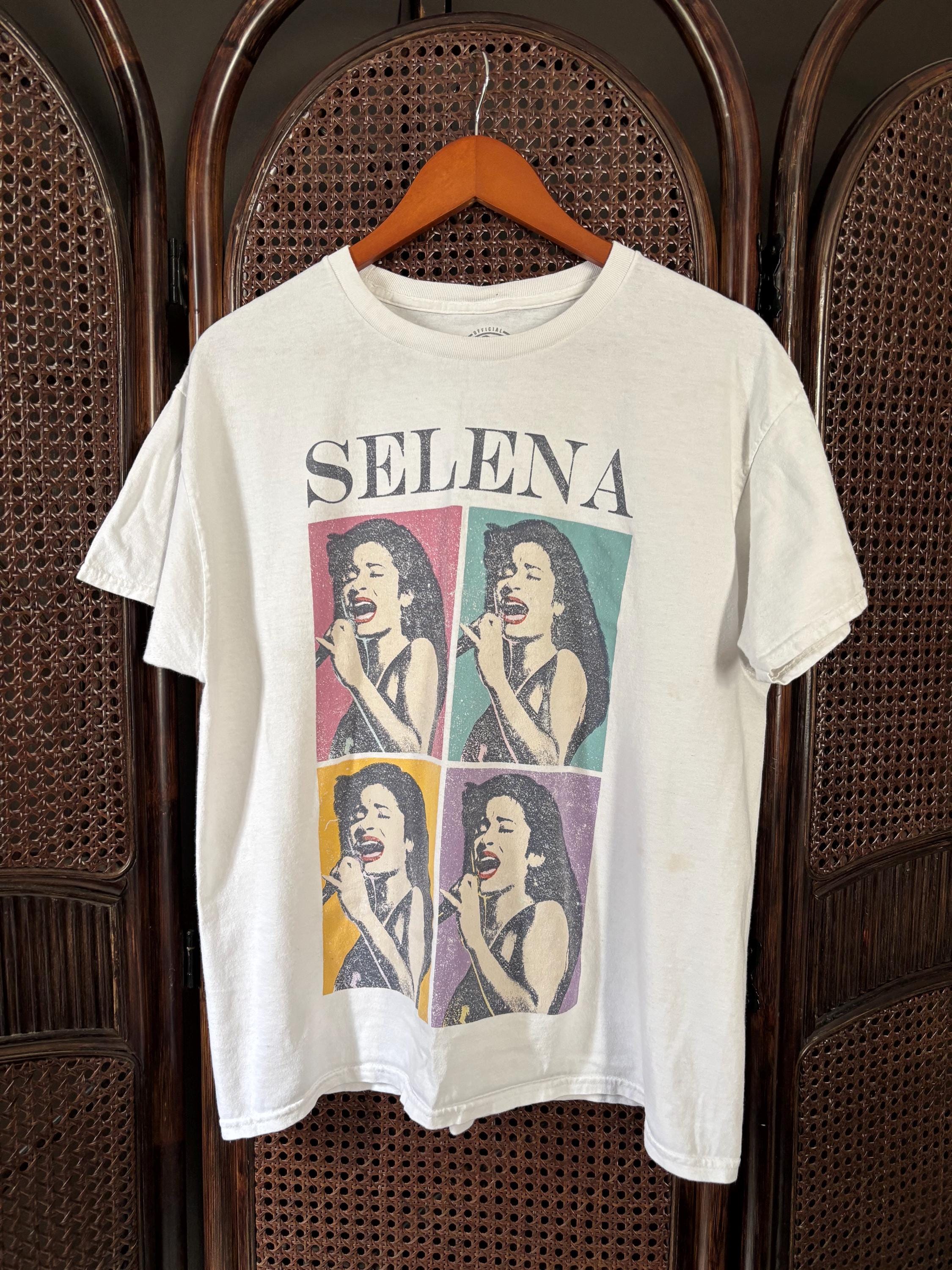 Selena white shirt México