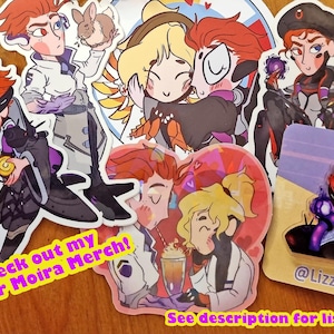 Pu&ograve; includere: Una collezione di adesivi e una spilla con personaggi animati dai capelli rossi, tra cui una figura che tiene un coniglio, una coppia che si abbraccia e un personaggio con energia viola. Il testo recita Check out my other Moira Merch e @Lizziebylife.