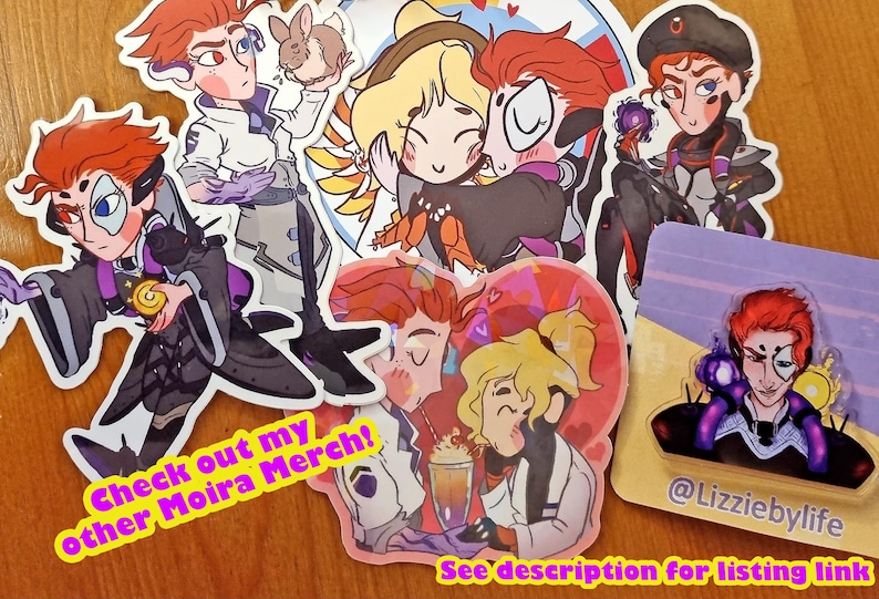 Pu&ograve; includere: Una collezione di adesivi e una spilla con personaggi animati dai capelli rossi, tra cui una figura che tiene un coniglio, una coppia che si abbraccia e un personaggio con energia viola. Il testo recita Check out my other Moira Merch e @Lizziebylife.