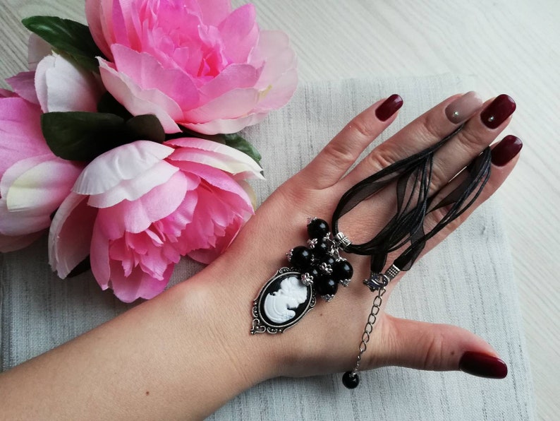 Necklace /& Earrings Set Black and White Cameo Lady Victorian Style Jewelry Set Women Jewellery Romantic Jewelry Drop Earrings Charm Necklace
