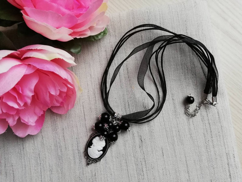 Necklace /& Earrings Set Black and White Cameo Lady Victorian Style Jewelry Set Women Jewellery Romantic Jewelry Drop Earrings Charm Necklace