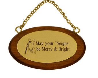 Holiday Wood Stall Plate with Chain