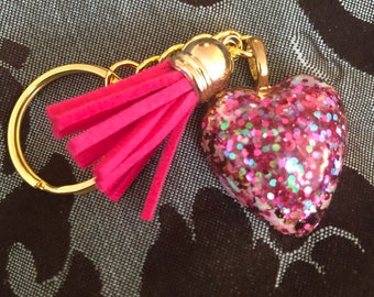 Grazioso portachiavi in resina con cuore glitter rosa