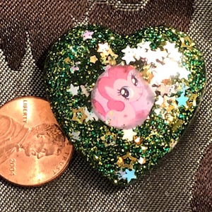 Groen harshart met pinktaartmagneet