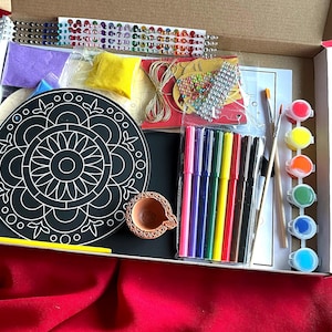 Kit di decorazioni artigianali per Diwali, Rangoli Sand Art, Diya, fai da te, regalo o realizza la tua decorazione per la casa. Bandierine Happy Diwali - Personalizzazione disponibile -
