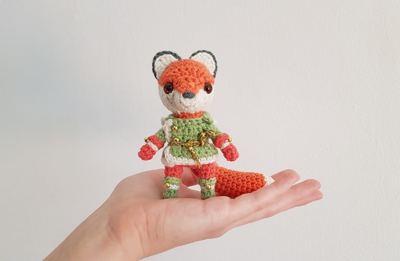 Tiny Christmas Dinner Party mini amigurumi crochet pattern, woodland animals in fancydress image 4