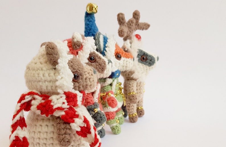 Tiny Christmas Dinner Party mini amigurumi crochet pattern, woodland animals in fancydress image 2