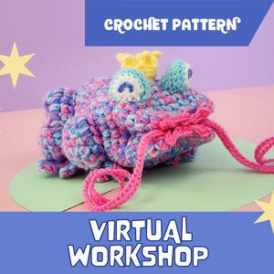 Puede incluir: Un patrón de crochet para una rana rosa, azul y verde que lleva una corona. La rana está sosteniendo una cuerda de crochet rosa. La imagen tiene el texto "CROCHET PATTERN" y "VIRTUAL WORKSHOP".
