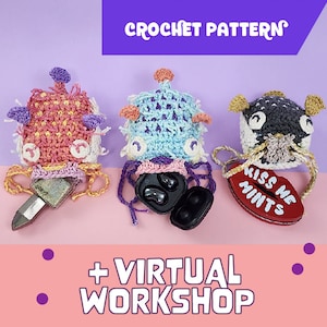 Puede incluir: Tres bolsitas de amigurumi de crochet en diferentes colores y diseños. Las bolsitas están llenas de varios artículos, incluyendo una pequeña herramienta de metal, un par de auriculares negros y una lata roja con las palabras "Kiss Me Mints". El fondo es un degradado rosa y morado con lunares morados.