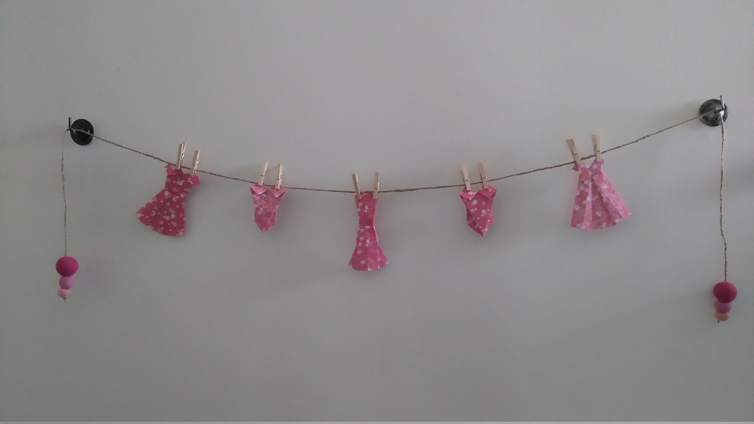 Guirlande de Vêtements Roses en Origami/ Pink Clothes Garland