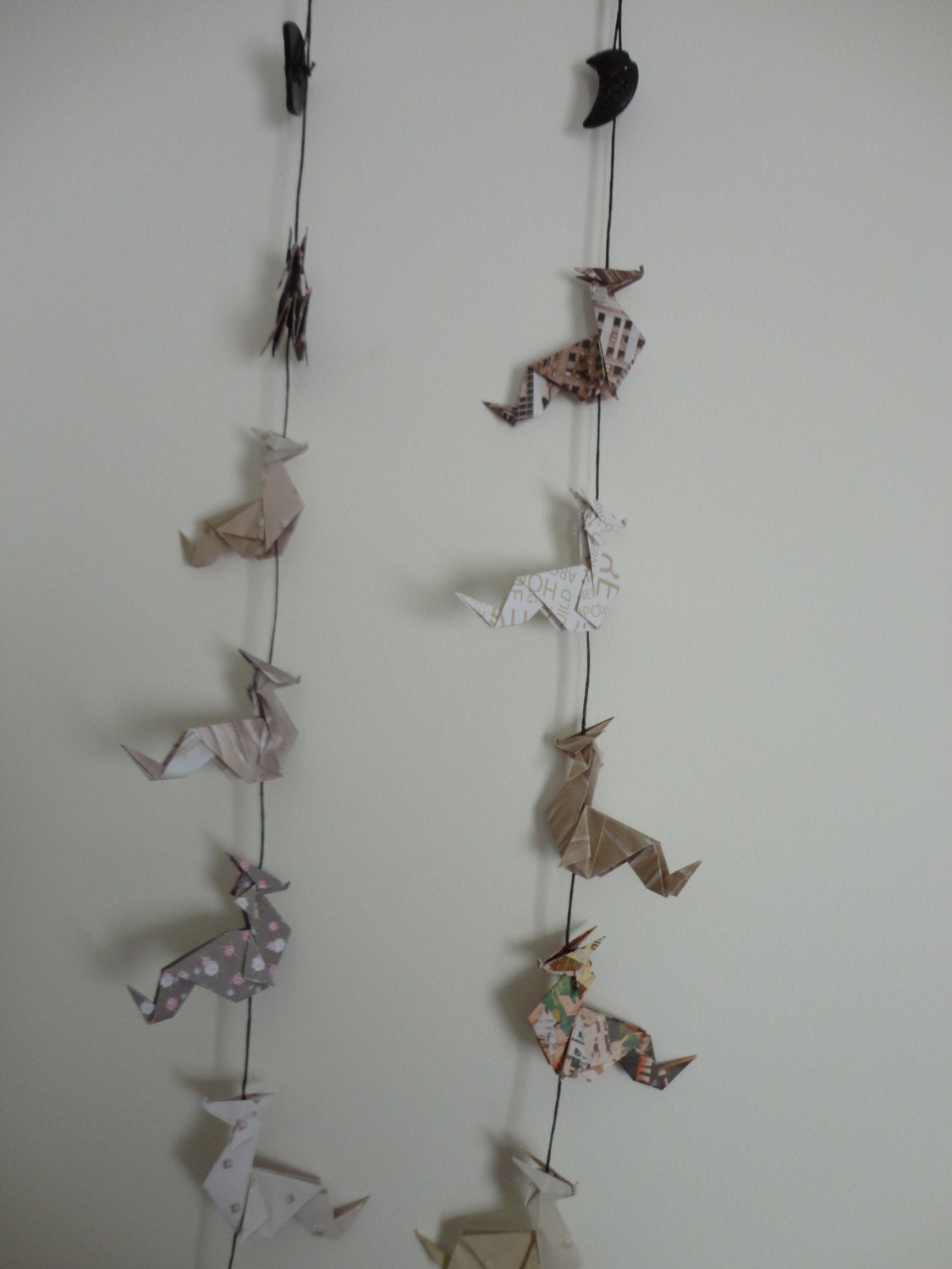 Guirlande de Dragons en Origami Papier à Motif Urbain Beige./ Urban Dragons Garland