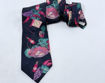 Puede incluir: Una corbata negra con un patrón repetido de ilustraciones de comida y bebida. La corbata presenta imágenes de langosta, botellas de salsa picante y el texto "HOT STUFF". Un accesorio único.