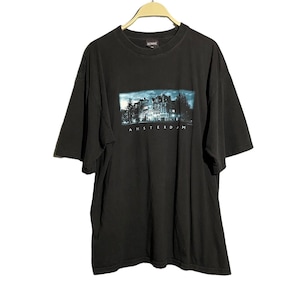 Könnte beinhalten: Schwarzes T-Shirt mit einem grafischen Druck einer nächtlichen Stadtlandschaft. Der Text "AMSTERDAM" ist unter dem Bild gedruckt.