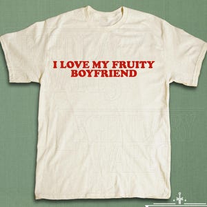 I Love My Fruity BF Shirt Funny Gay Boyfriend Tee, LGBTQ Humor Shirt, Silly Meme Tshirt, Sarcastische Retro Top, Ironisch Queer Tee, Cadeau voor haar
