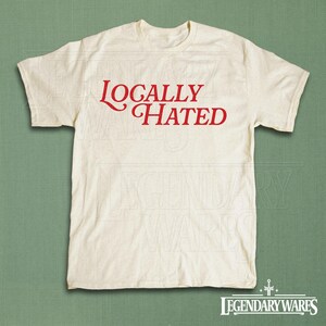 Lokalt hatad rolig retro-tröja, ikonisk ohämmad humor-t-shirt, söt viral it-tjej-present, vintage y2k-fest-t-shirt, rolig skämt-unisex-tröja Natural