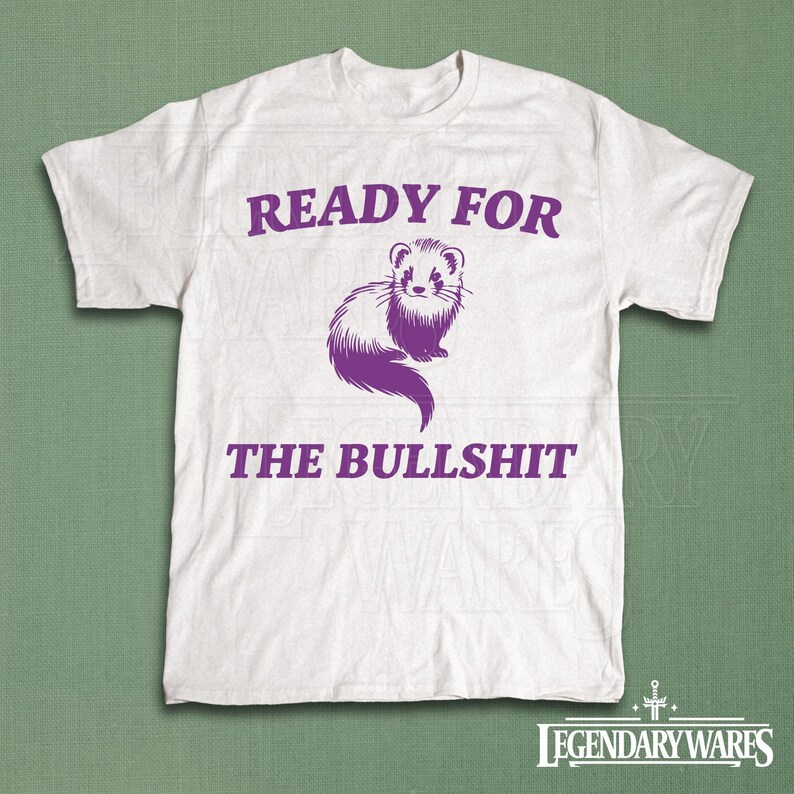 以下が含まれることがあります： 紫色のフェレットのグラフィックと「READY FOR THE BULLSHIT」の文字が入った白いTシャツ。 デザインは様式化されたフェレットのイラストが特徴です。 シャツは柔らかく快適な素材で作られています。