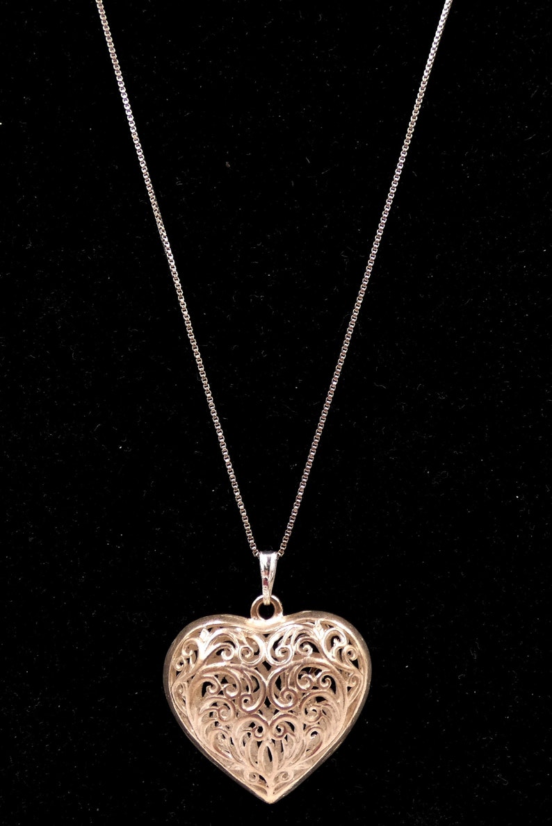 Lovely Vintage Valentines Sweetheart Sterling Silver Filigree Puffy Heart Pendant Necklace