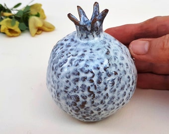 Blauwe keramische granaatappel