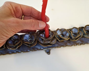 bloemen Chanoeka-menora in turkooisblauw, keramiek gemaakt in Israël