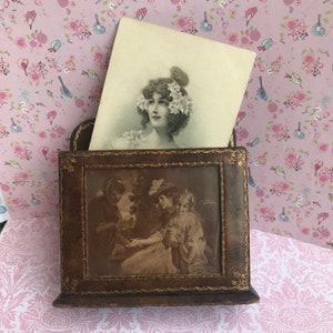 Portacartas antiguo de plata de ley. Montura en plata, escena de la adivinación de la palma de la mano, cuero repujado, Londres, 1919, época eduardiana, místico, psíquico